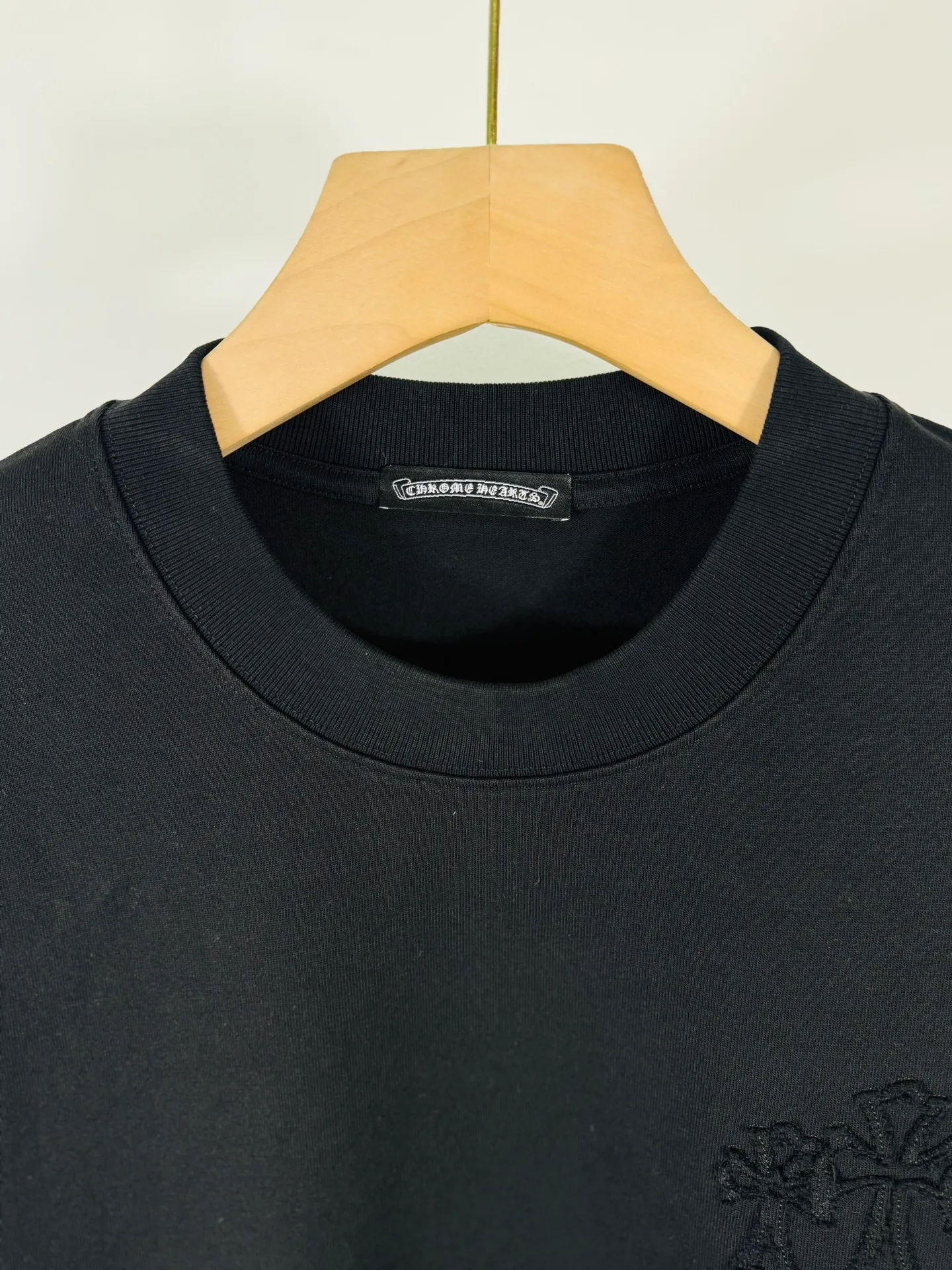 P280 top version, real shot without P, ​​different from market currency) 𝗖𝗵𝗿𝗼𝗺𝗲 𝗛𝗲𝗮𝗿𝘁𝘀/Cro Heart 2025 Autumn and Winter Horseshoe Cross Appliqué Embroidered Couple Casual Long Sleeve 👑The highest version! Customized fabric 320g fabric! Horseshoe cross patch is a best-selling model at the counter and is very comfortable to wear. Accessories: original molded and authenticated collar label➕100% silk wash label. Genuine purchase-grade original hangtag➕matching hanging rope➕3D hanging beads➕original packaging bag. Craftsmanship: The original version has consistent wiring! The highest version of the armhole matching technique! Color: Black White Size: S M L XL XXL